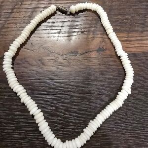 Beautiful Vintage 16" Authentic Hawaiian Puka Shell Necklace with a Barrel Clasp